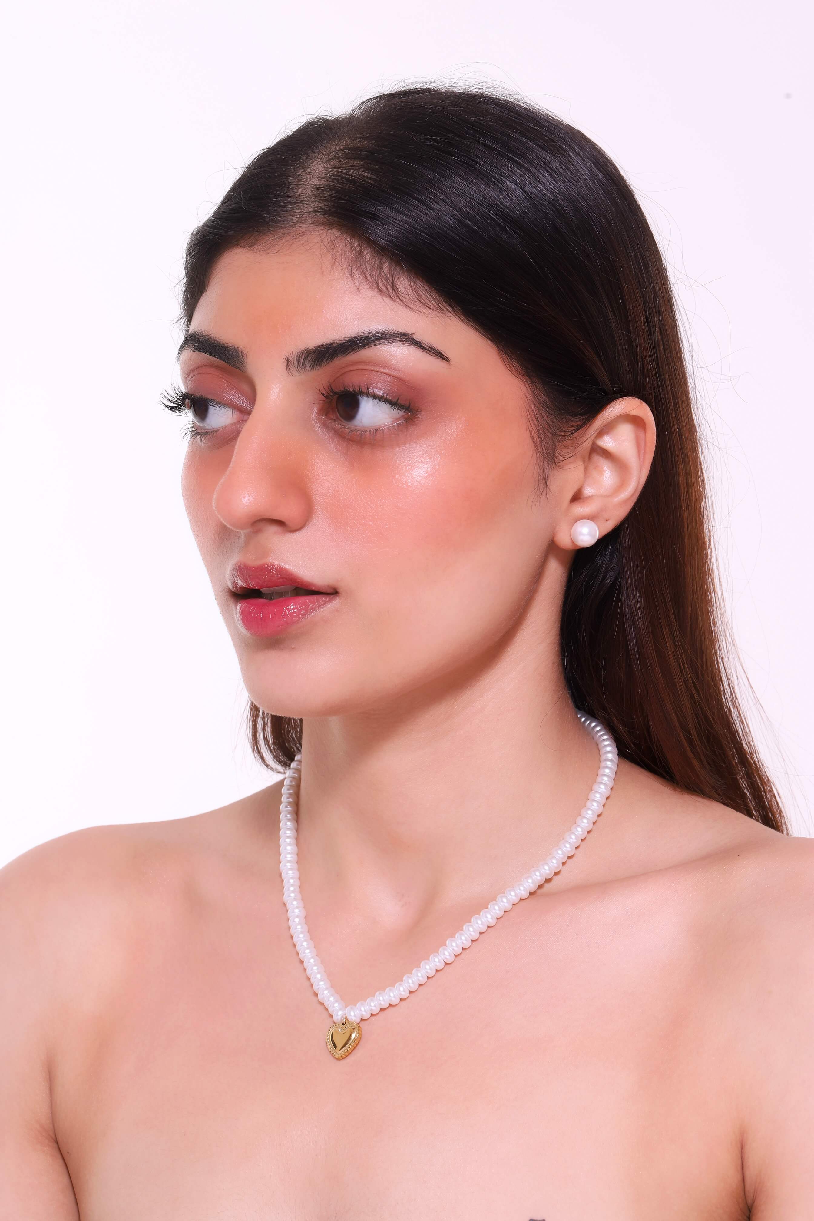 DAPHNE PEARL STUDS